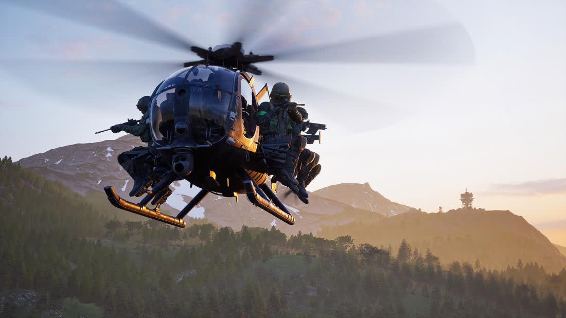 Ein leichter Transporthubschrauber im Anflug über bewaldete Berge, mehrere Soldaten sitzen auf den Kufen.