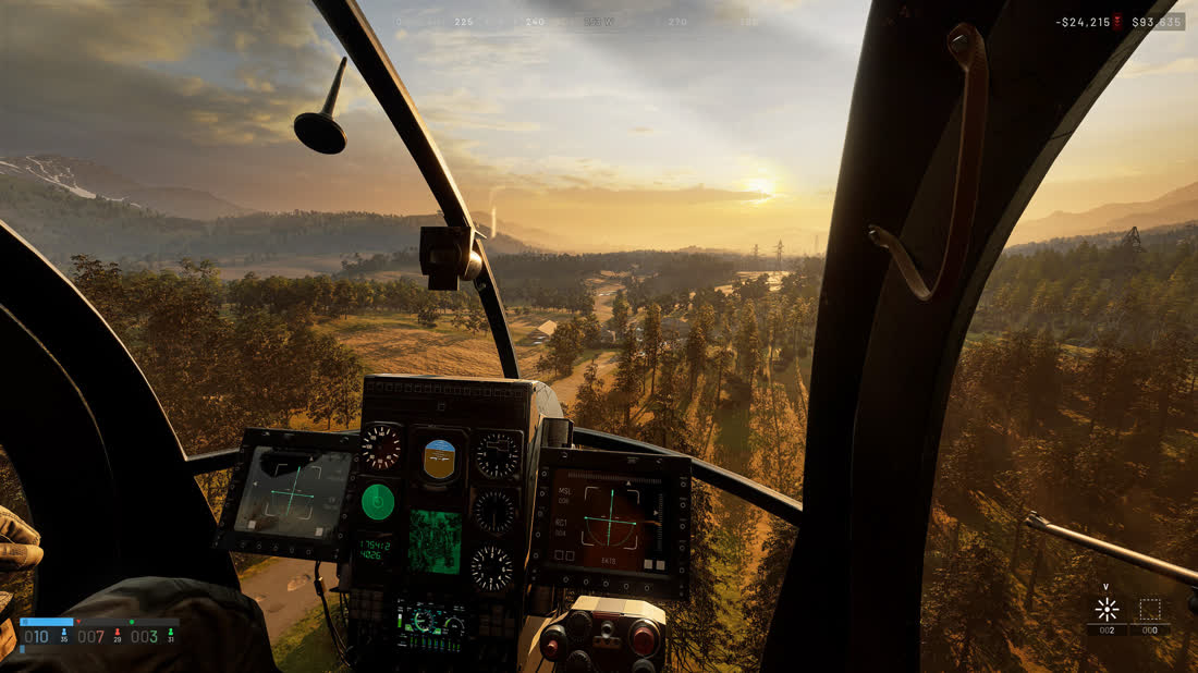 Cockpit eines Hubschraubers im Abendlicht über Hügeln.