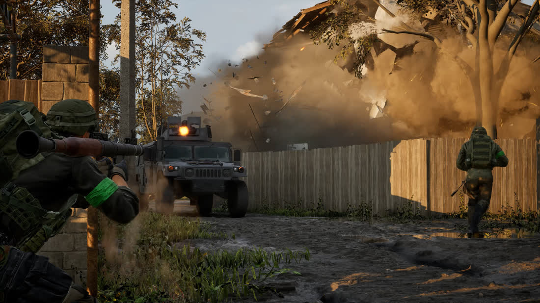 Abschuss einer Panzerabwehrwaffe, dahinter eine Explosion an einer Mauer.