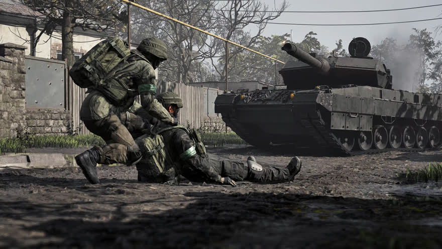Zwei Soldaten in Deckung an einer Mauer, während ein Kampfpanzer vorbeirollt, davor ein Verwundeter am Boden.