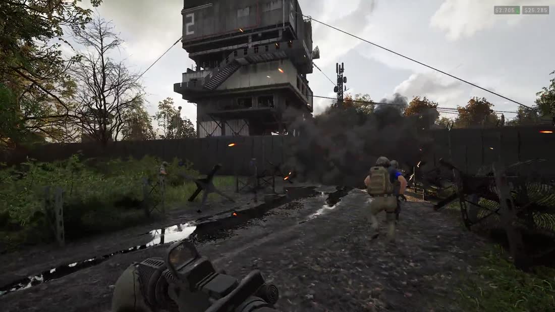 Soldaten rennen durch Rauch und Stacheldraht auf ein befestigtes Gebäude zu.
